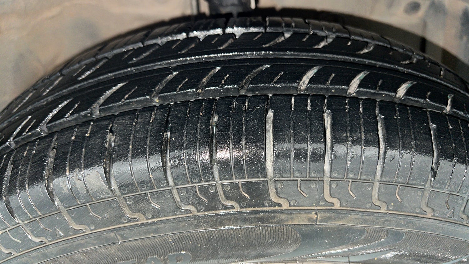 Used 2013 Maruti Suzuki Swift VXi Petrol Manual tyres RIGHT FRONT TYRE TREAD VIEW