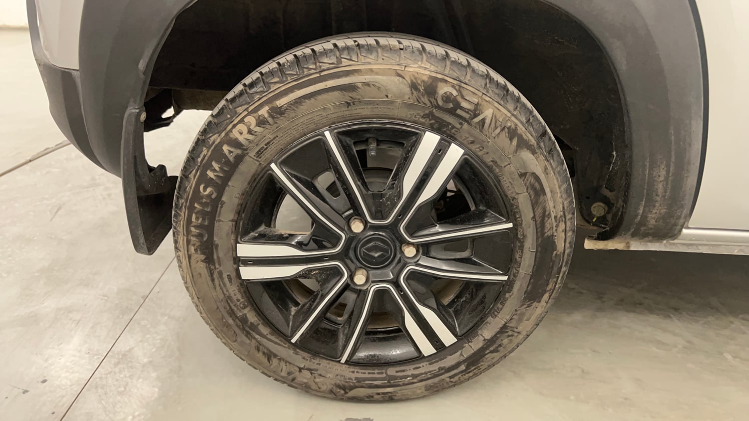 Used 2022 Renault Kwid CLIMBER AMT Petrol Automatic tyres RIGHT REAR TYRE RIM VIEW