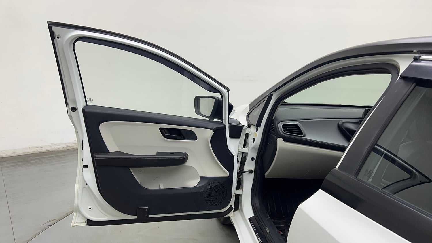 Used 2022 Tata Altroz XE Petrol Petrol Manual interior LEFT FRONT DOOR OPEN VIEW