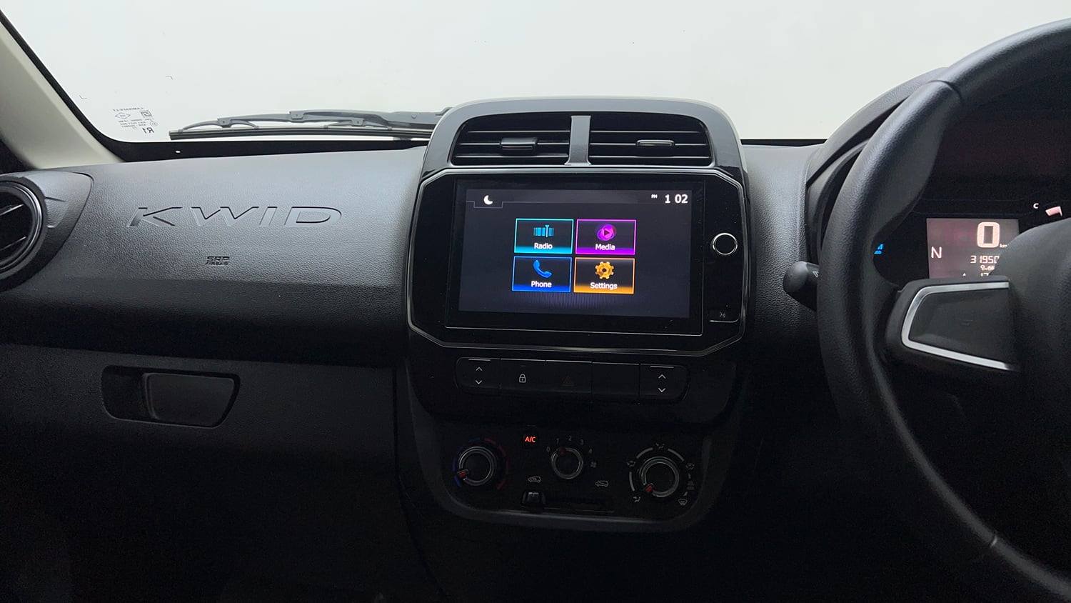 Used 2022 Renault Kwid RXT 1.0 AMT Petrol Automatic interior MUSIC SYSTEM & AC CONTROL VIEW