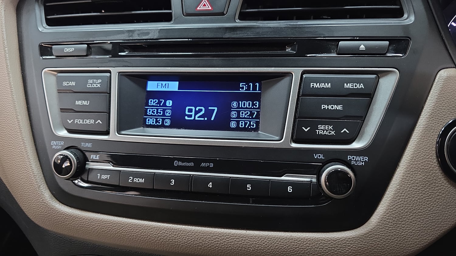 Used 2015 Hyundai Elite i20 Sportz 1.2 (O) Petrol Manual top_features Integrated (in-dash) music system