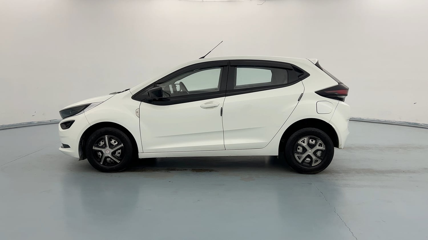 Used 2024 Tata Altroz XE Plus Diesel Diesel Manual exterior LEFT SIDE VIEW
