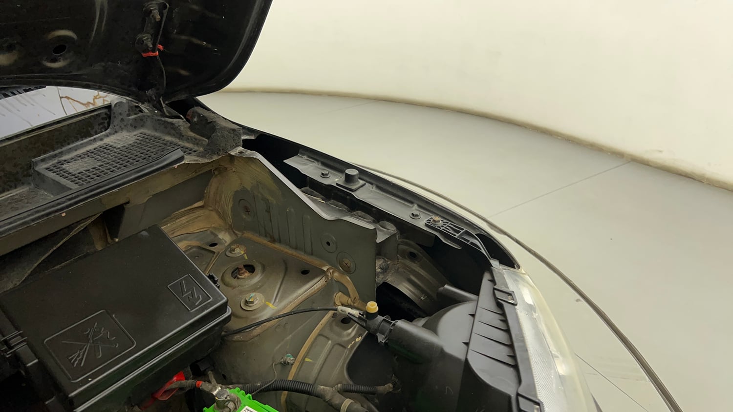 Used 2019 Renault Kwid RXT (O) 1.0 SCE Edition Petrol Manual engine ENGINE LEFT SIDE HINGE & APRON VIEW