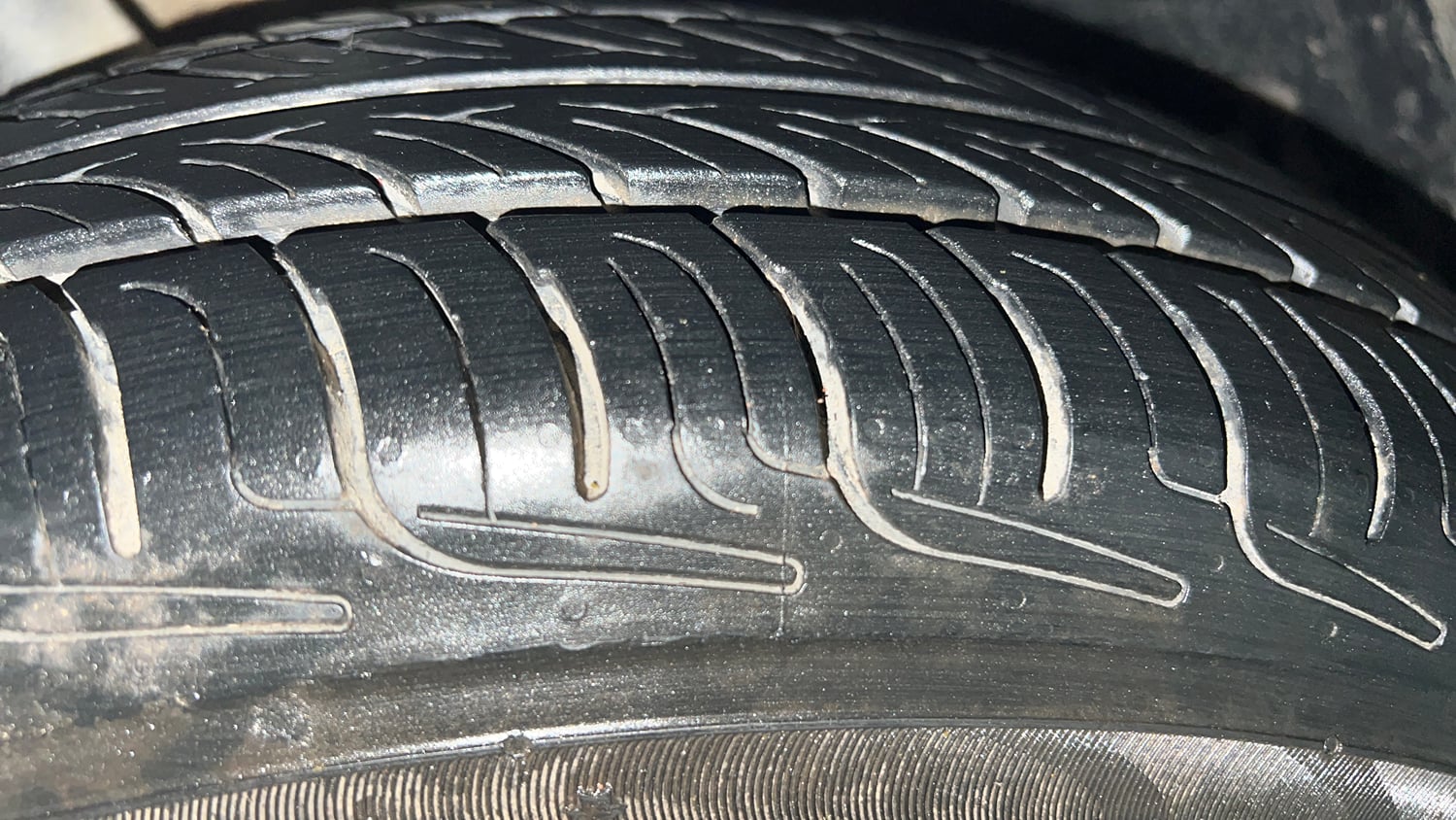 Used 2024 Tata Altroz XE Plus Diesel Diesel Manual tyres LEFT FRONT TYRE TREAD VIEW