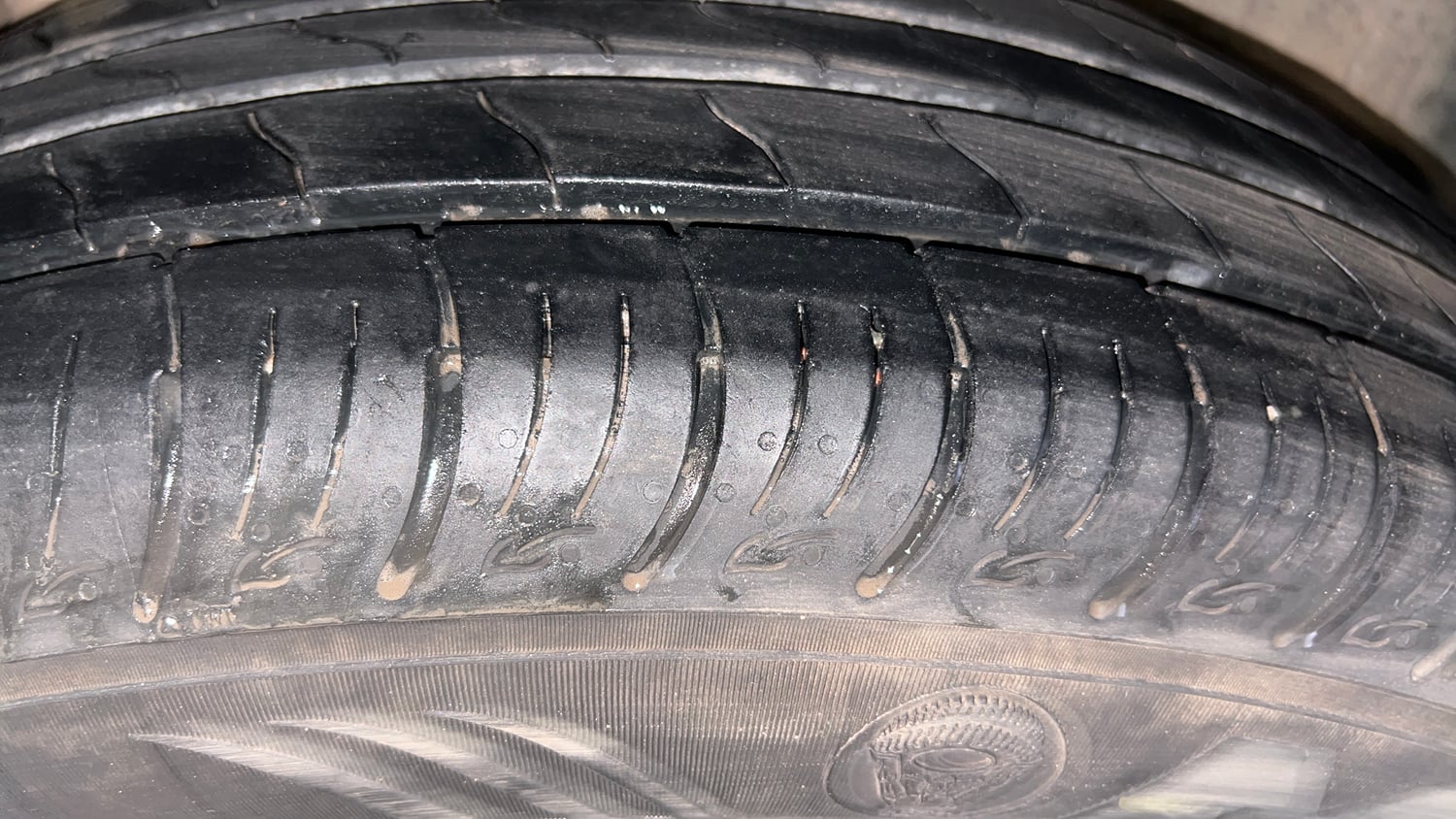 Used 2022 Mahindra XUV 300 W8 (O) 1.2 Petrol Petrol Manual tyres LEFT REAR TYRE TREAD VIEW