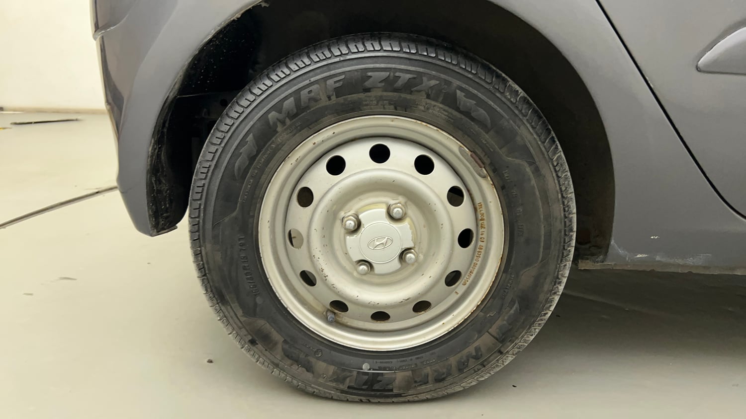 Used 2014 Hyundai i10 Magna 1.1 iRDE2 Petrol Manual tyres RIGHT REAR TYRE RIM VIEW