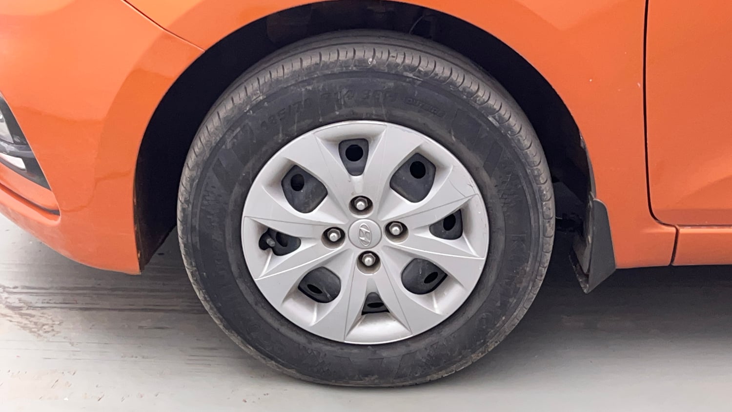 Used 2020 Hyundai Elite i20 Magna Plus 1.2 Petrol Manual tyres LEFT FRONT TYRE RIM VIEW