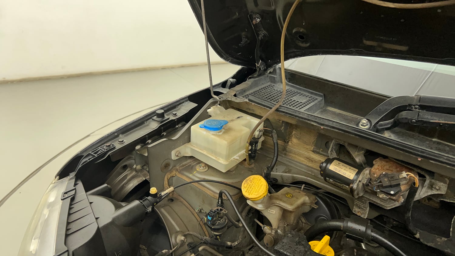 Used 2019 Renault Kwid RXT (O) 1.0 SCE Edition Petrol Manual engine ENGINE RIGHT SIDE HINGE & APRON VIEW