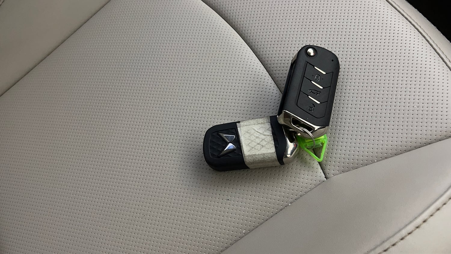 Used 2022 Mahindra XUV 300 W8 (O) 1.2 Petrol Petrol Manual extra CAR KEY VIEW