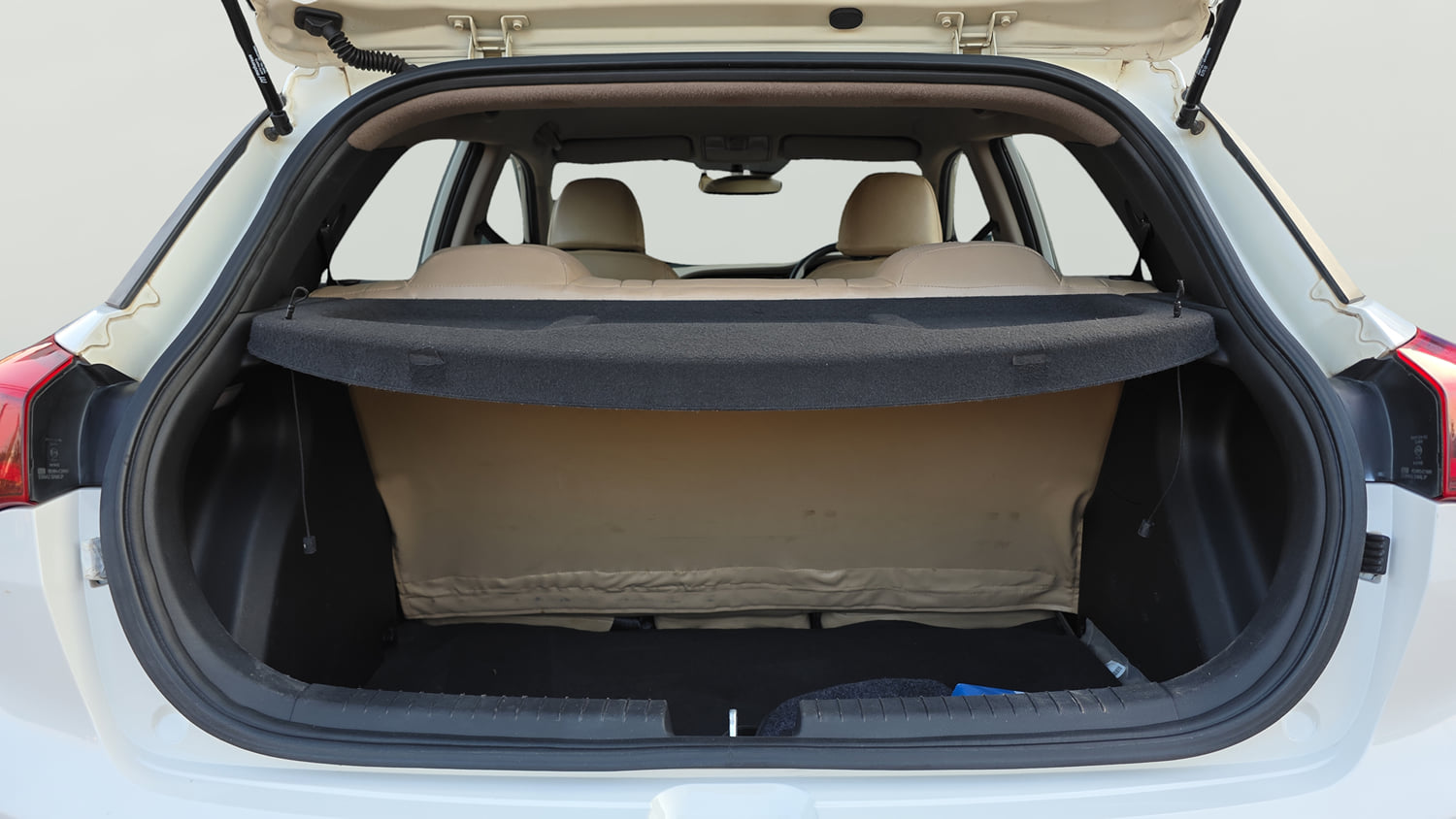 Used 2015 Hyundai Elite i20 Sportz 1.2 (O) Petrol Manual interior DICKY INSIDE VIEW