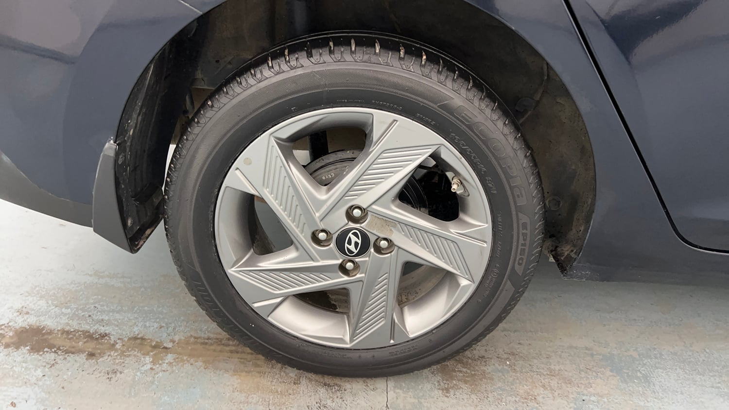Used 2022 Hyundai Verna SX 1.5 MPi Petrol Manual tyres RIGHT REAR TYRE RIM VIEW
