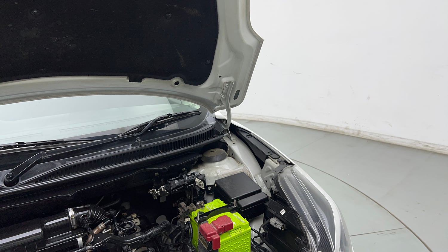 Used 2021 Maruti Suzuki Baleno Zeta Petrol Manual engine ENGINE LEFT SIDE HINGE & APRON VIEW
