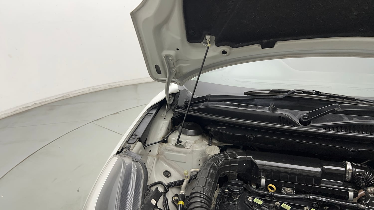 Used 2021 Maruti Suzuki Baleno Zeta Petrol Manual engine ENGINE RIGHT SIDE HINGE & APRON VIEW