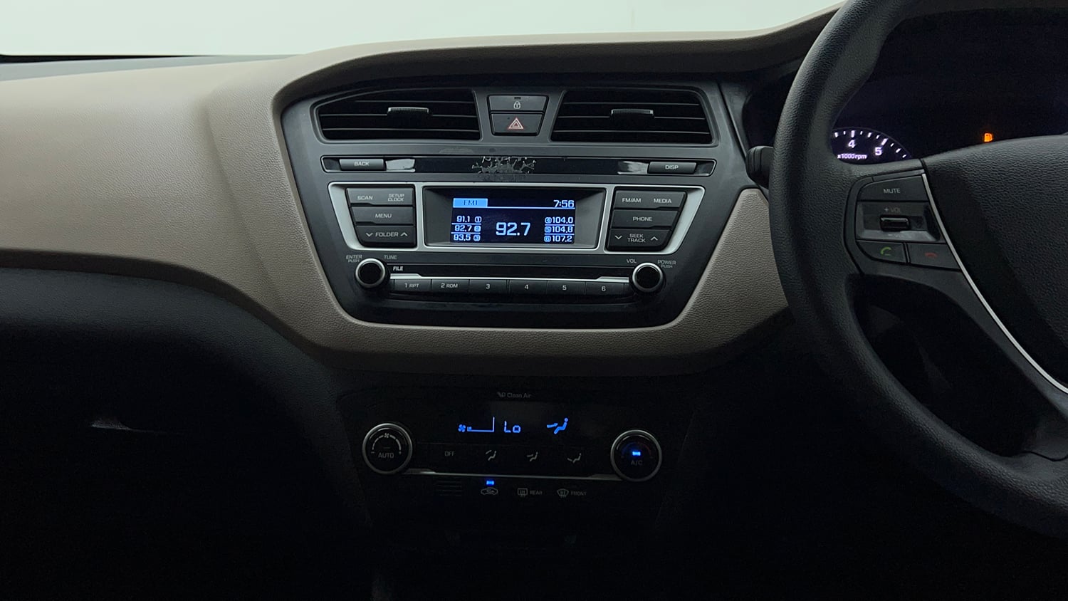 Used 2016 Hyundai Elite i20 Sportz 1.2 Petrol Manual interior MUSIC SYSTEM & AC CONTROL VIEW