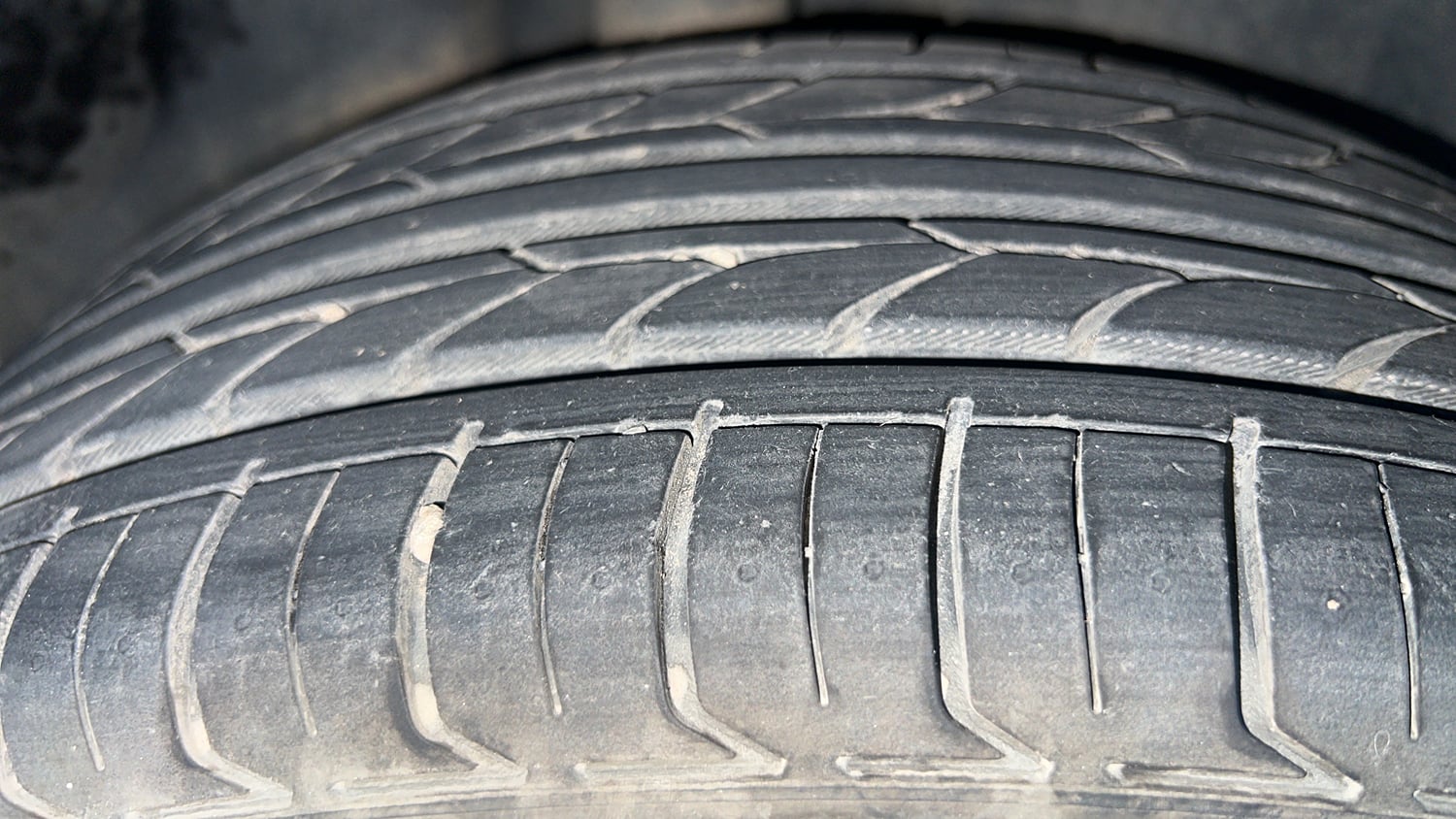 Used 2016 Volkswagen Ameo Comfortline 1.2L (P) Petrol Manual tyres RIGHT REAR TYRE TREAD VIEW