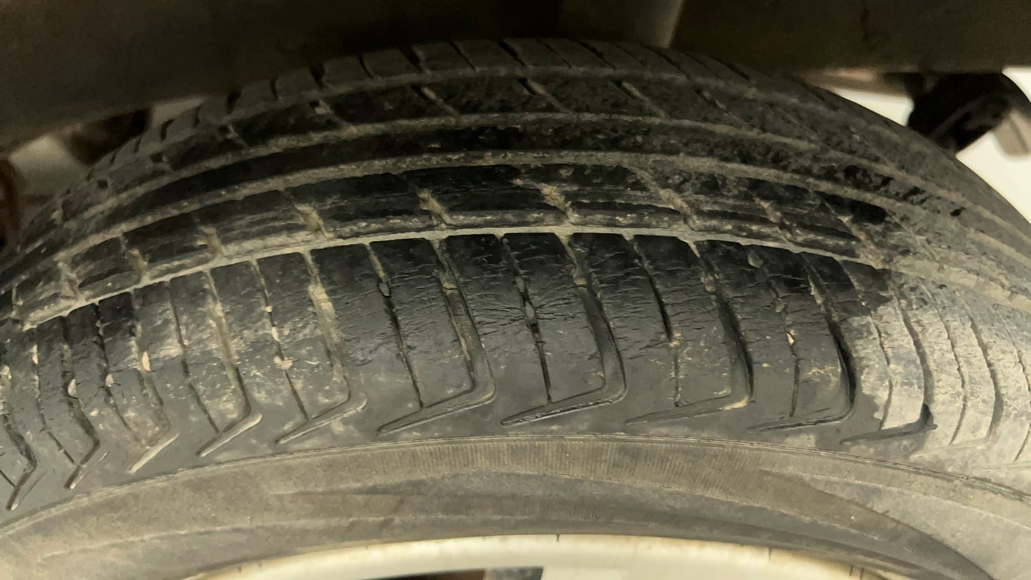 Used 2019 Renault Kwid RXT (O) 1.0 SCE Edition Petrol Manual tyres LEFT REAR TYRE TREAD VIEW