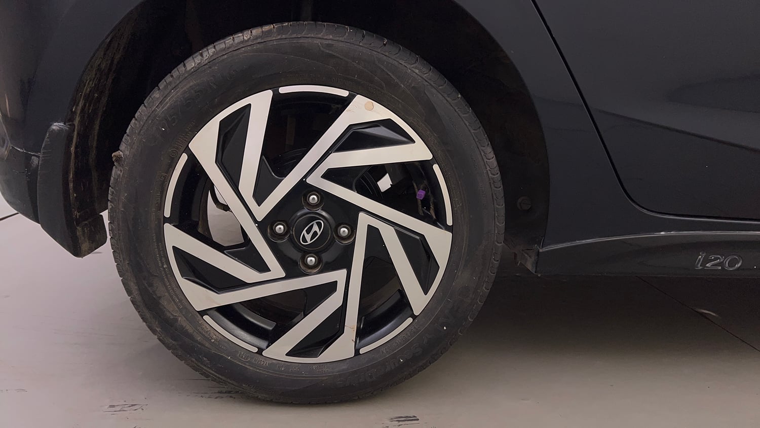 Used 2024 Hyundai New i20 Asta (O) 1.2 IVT Petrol Automatic tyres RIGHT REAR TYRE RIM VIEW