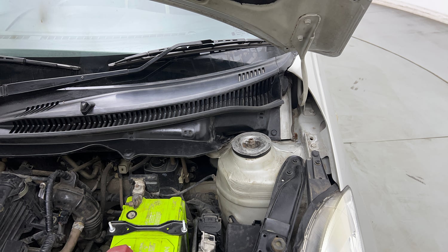 Used 2016 Maruti Suzuki Swift Lxi (O) Petrol Manual engine ENGINE LEFT SIDE HINGE & APRON VIEW