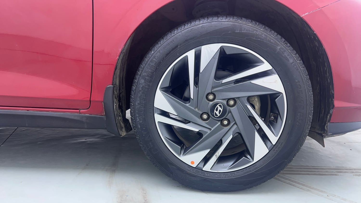 Used 2021 Hyundai i20 Asta 1.2 IVT Petrol Automatic tyres RIGHT FRONT TYRE RIM VIEW