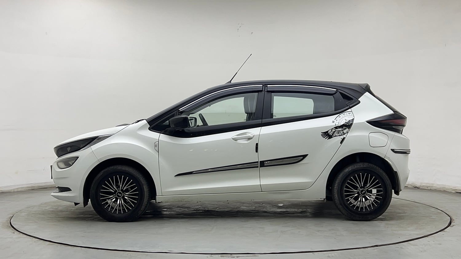 Used 2022 Tata Altroz XE Petrol Petrol Manual exterior LEFT SIDE VIEW
