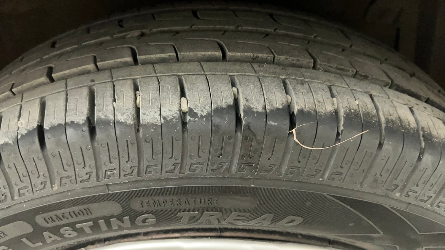 Used 2015 Maruti Suzuki Ertiga VXI CNG (Outside Fitted) Cng Manual tyres RIGHT FRONT TYRE TREAD VIEW