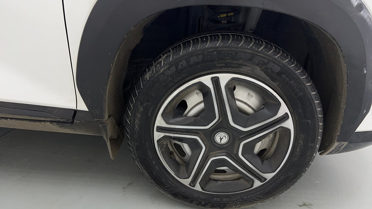 Used 2023 Nissan Magnite XE Petrol Manual tyres RIGHT FRONT TYRE RIM VIEW