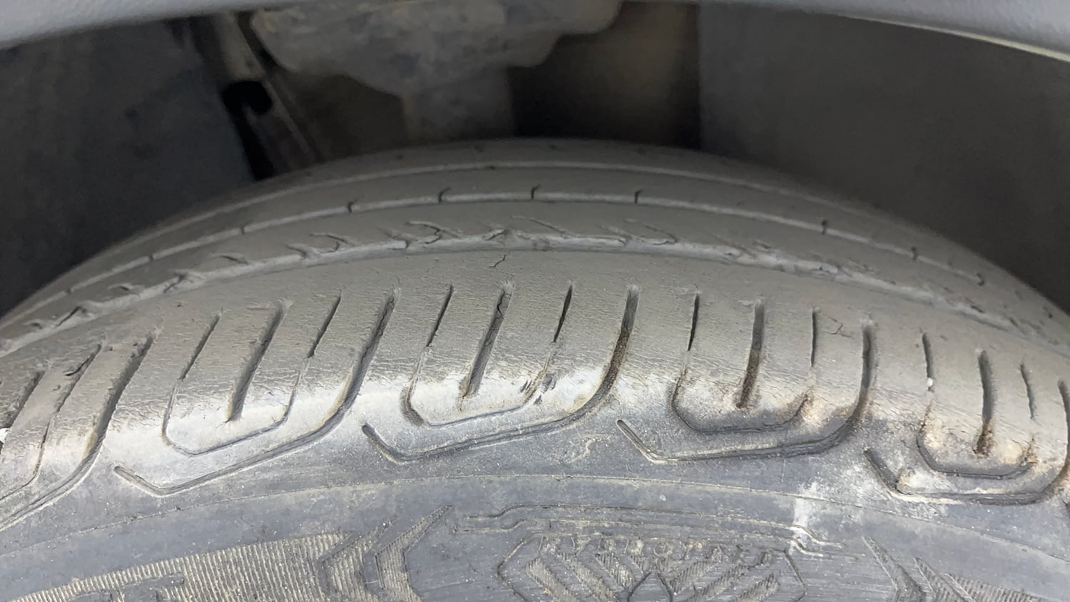 Used 2023 Volkswagen Taigun Topline 1.0 TSI AT Petrol Automatic tyres RIGHT FRONT TYRE TREAD VIEW