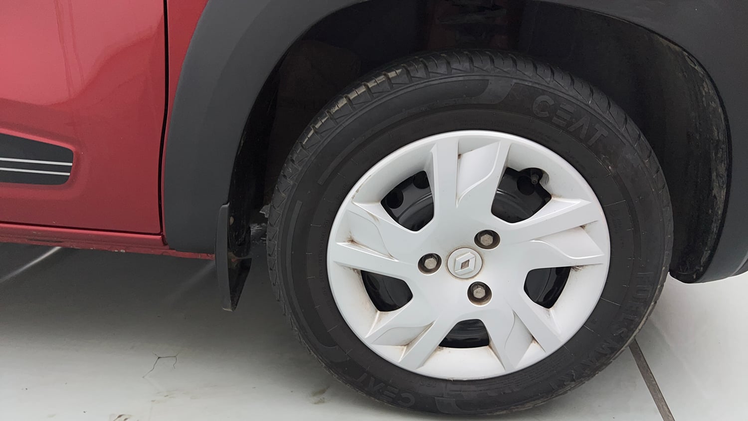 Used 2022 Renault Kwid RXT 1.0 AMT Petrol Automatic tyres RIGHT FRONT TYRE RIM VIEW