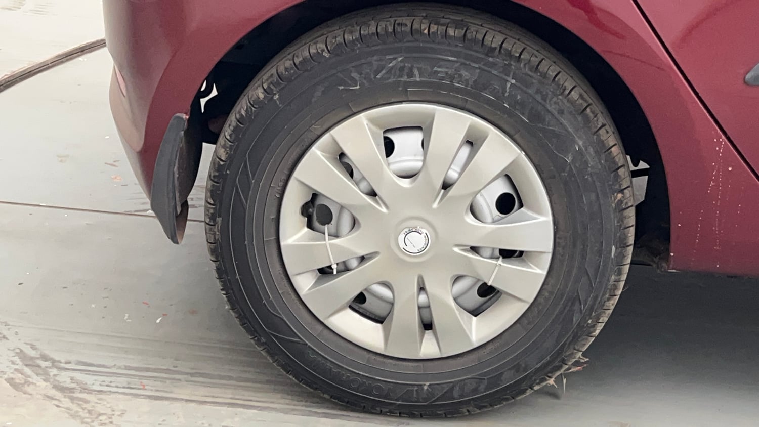 Used 2013 Hyundai i10 Era 1.1 iRDE2 Petrol Manual tyres RIGHT REAR TYRE RIM VIEW