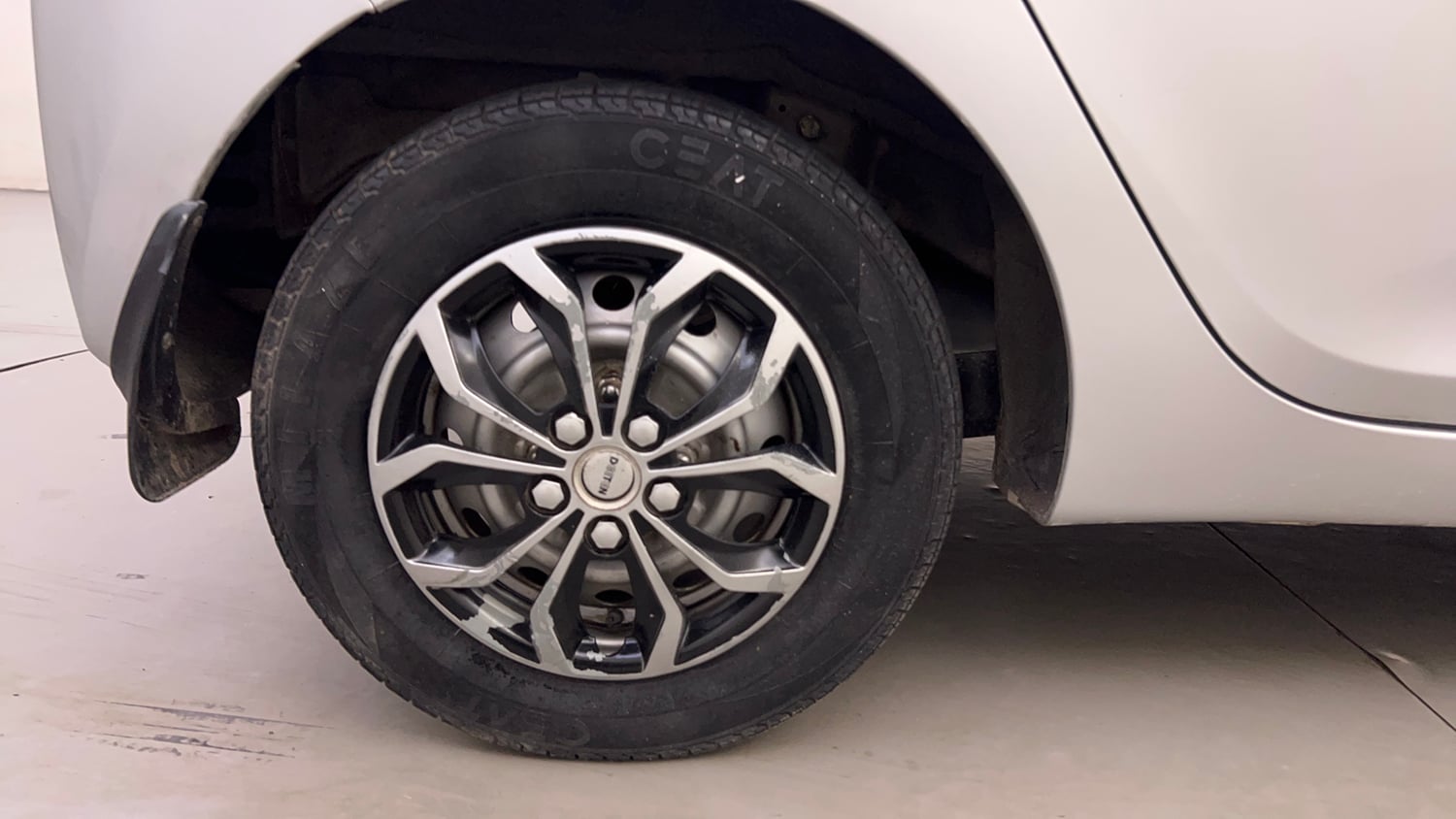 Used 2014 Hyundai Eon Era + Petrol Manual tyres RIGHT REAR TYRE RIM VIEW