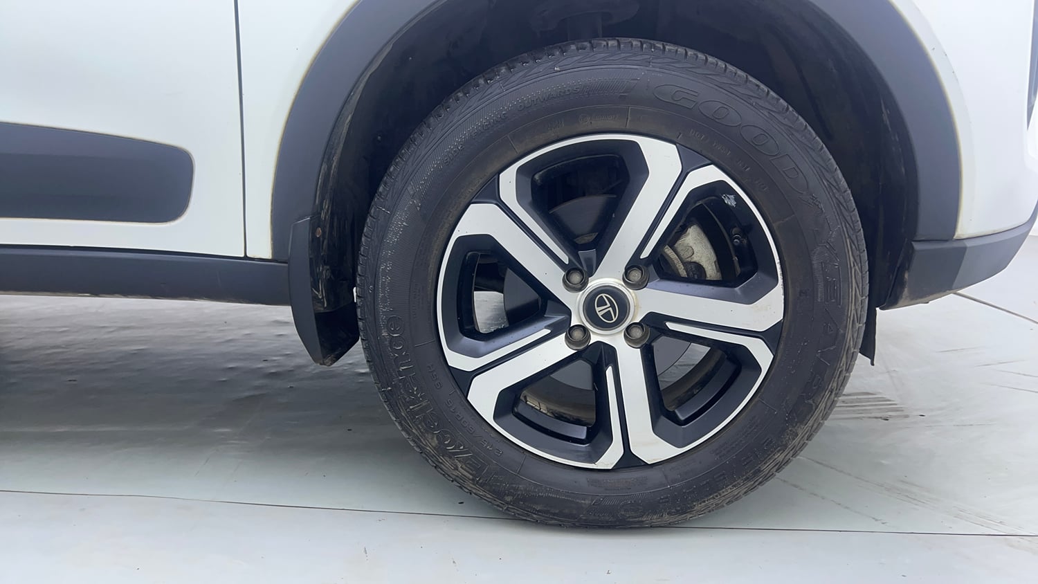 Used 2023 Tata Nexon XZA Plus (S) Petrol Automatic tyres RIGHT FRONT TYRE RIM VIEW