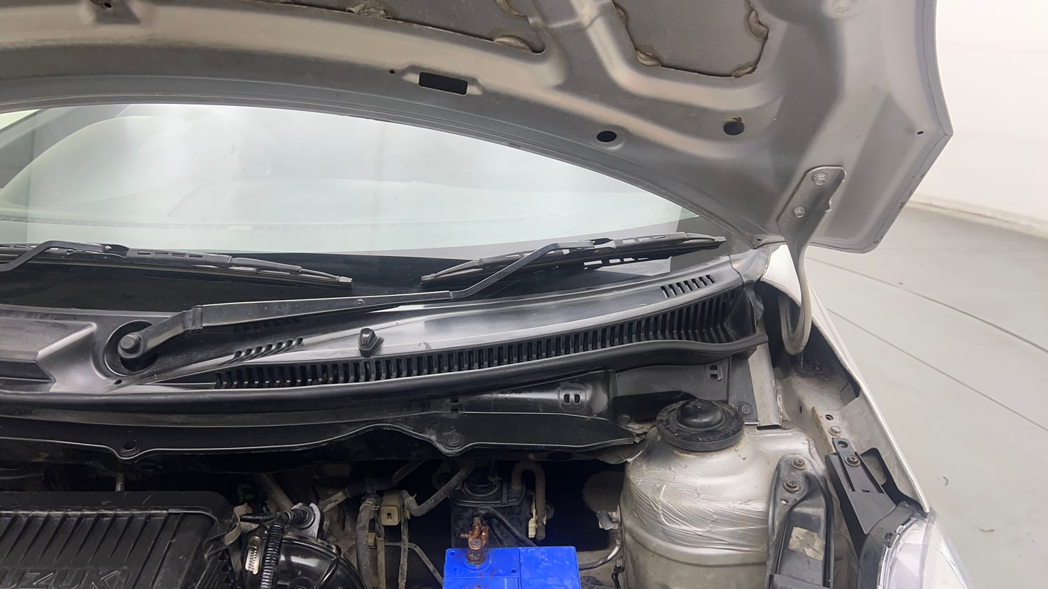 Used 2014 Maruti Suzuki Swift LXi Petrol Manual engine ENGINE LEFT SIDE HINGE & APRON VIEW