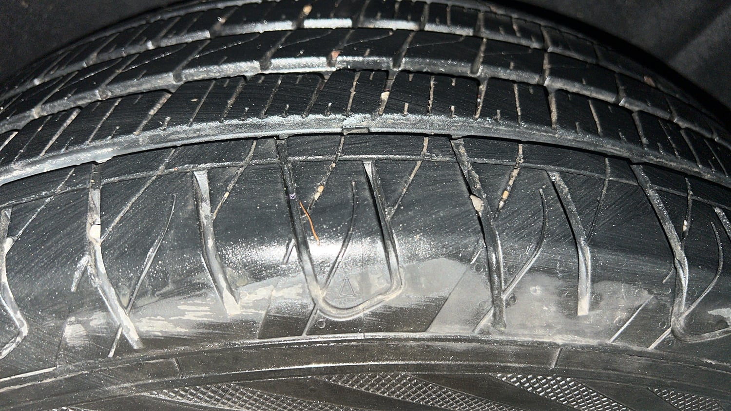 Used 2021 Mahindra XUV700 AX 7 Petrol AT Luxury Pack 7 STR Petrol Automatic tyres LEFT REAR TYRE TREAD VIEW