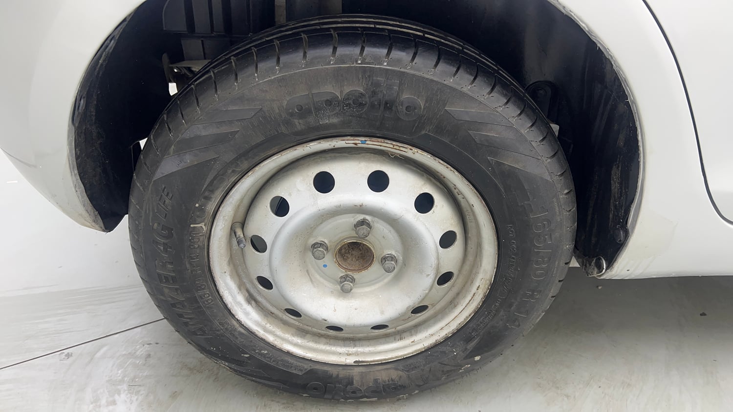 Used 2014 Maruti Suzuki Swift LXi Petrol Manual tyres RIGHT REAR TYRE RIM VIEW