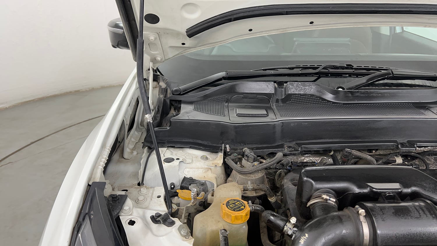 Used 2023 Tata Harrier XZA Plus Dual Tone Diesel Automatic engine ENGINE RIGHT SIDE HINGE & APRON VIEW