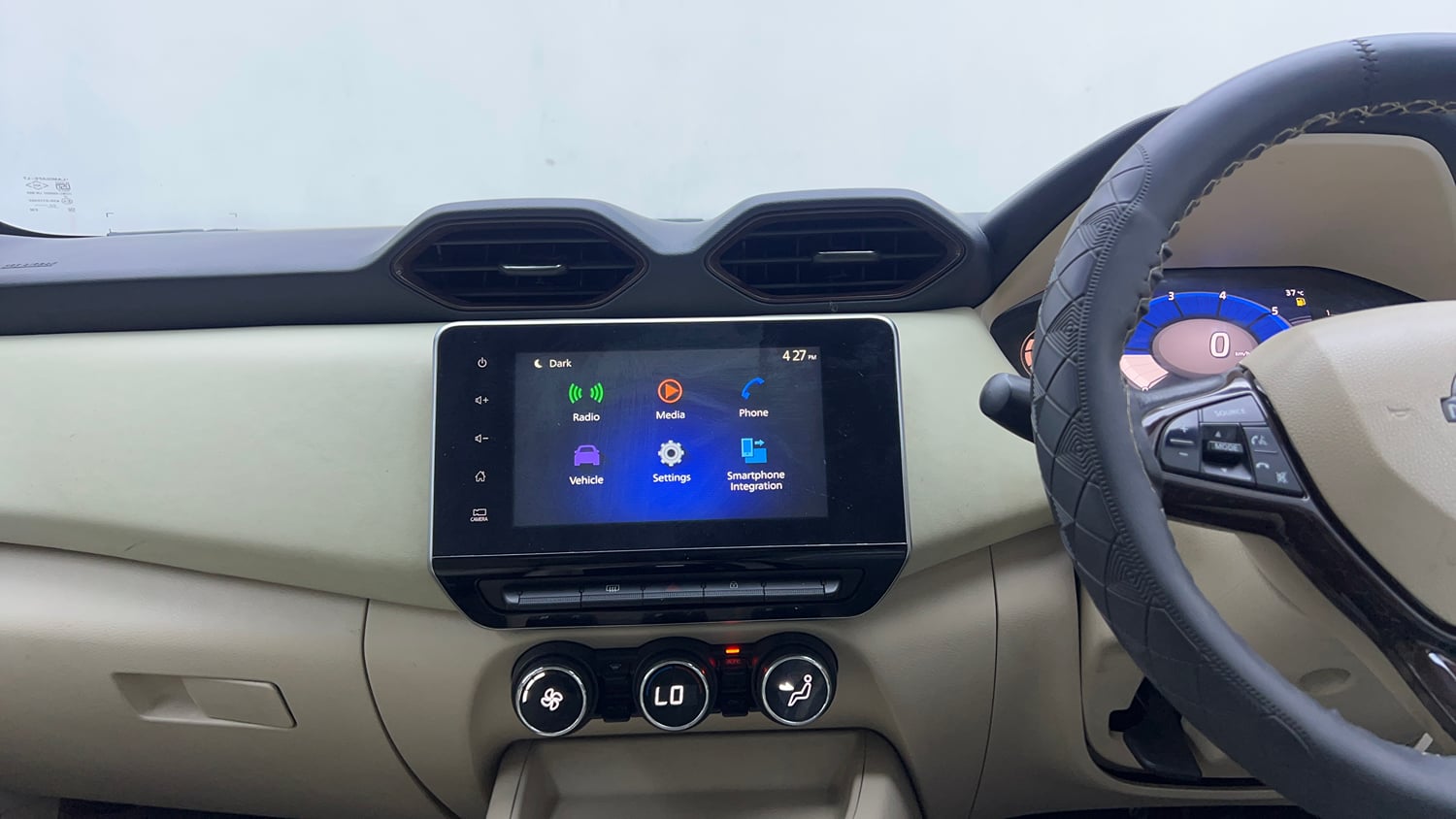 Used 2022 Nissan Magnite XV Turbo CVT Petrol Automatic interior MUSIC SYSTEM & AC CONTROL VIEW