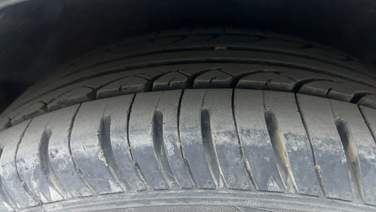 Used 2014 Hyundai i20 Sportz 1.2 Petrol Manual tyres LEFT FRONT TYRE TREAD VIEW