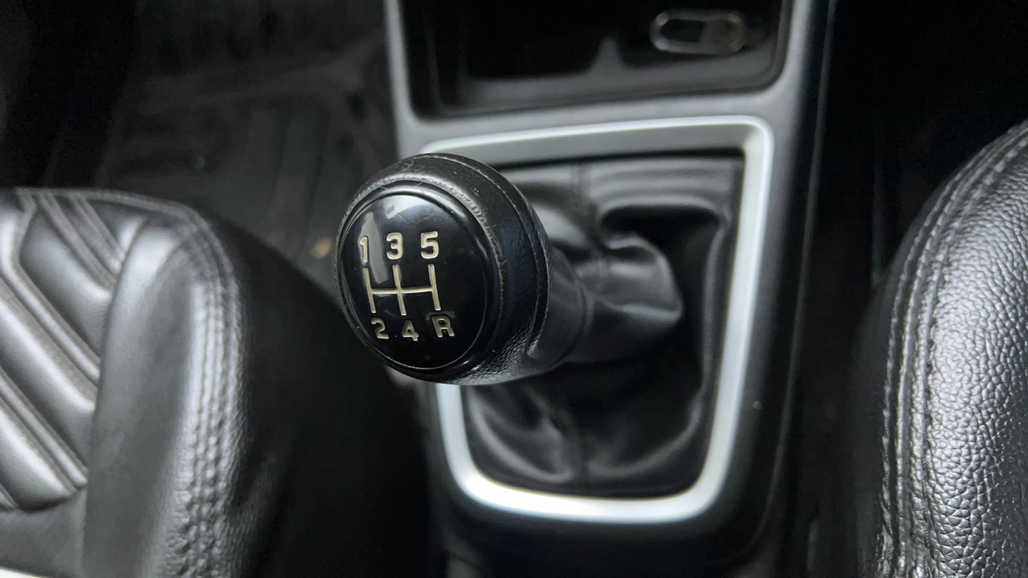 Used 2023 Maruti Suzuki Swift VXi Petrol Manual interior GEAR  KNOB VIEW