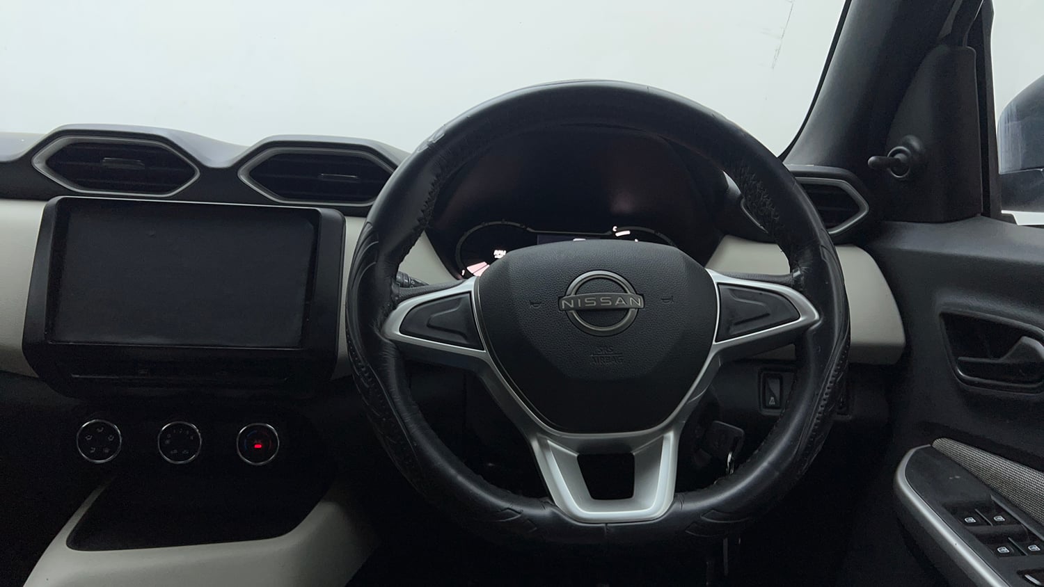 Used 2023 Nissan Magnite XE Petrol Manual interior STEERING VIEW