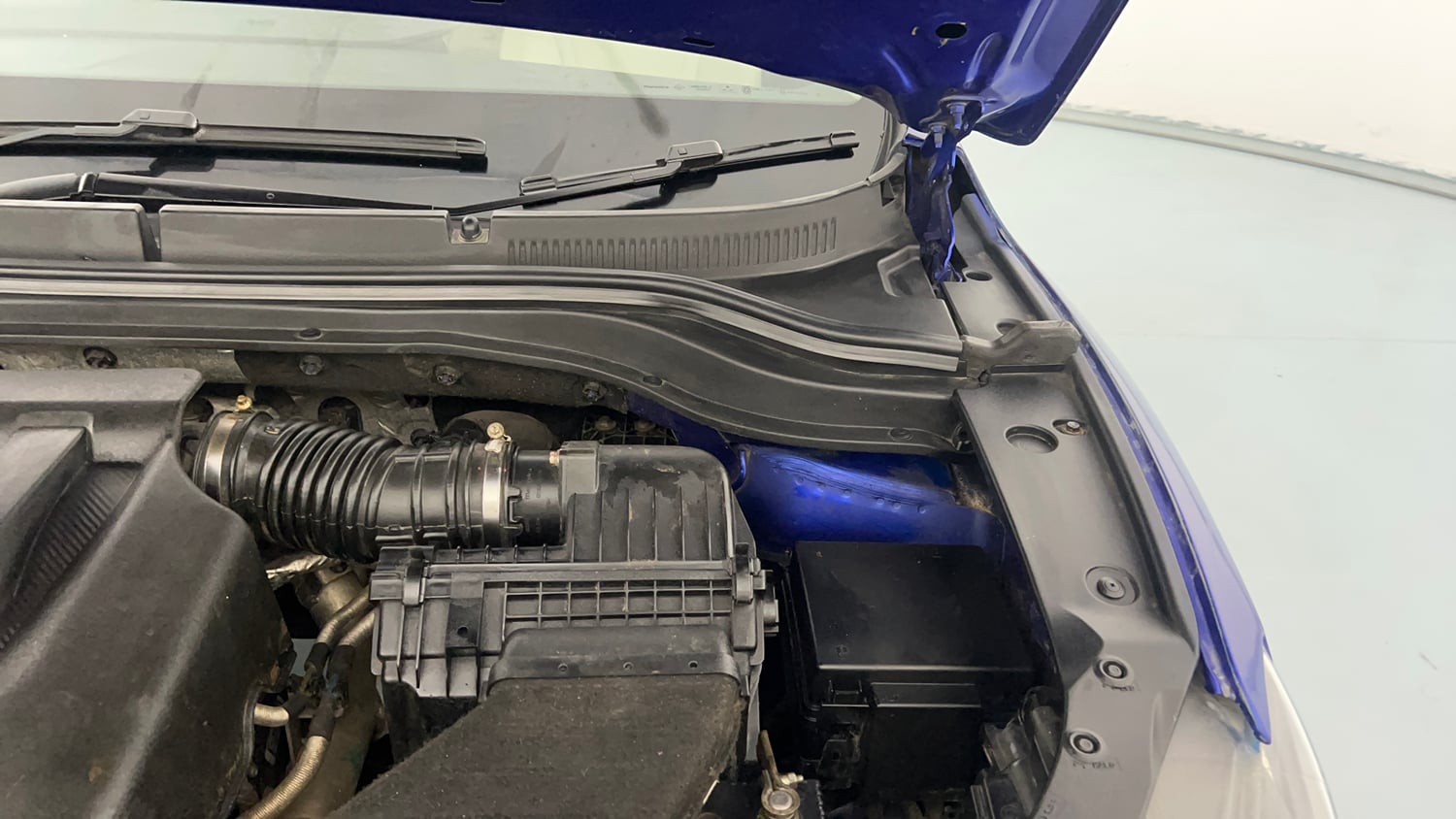 Used 2021 Mahindra XUV700 AX 7 Petrol AT Luxury Pack 7 STR Petrol Automatic engine ENGINE LEFT SIDE HINGE & APRON VIEW