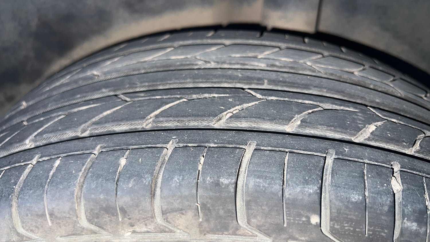 Used 2016 Volkswagen Ameo Comfortline 1.2L (P) Petrol Manual tyres LEFT REAR TYRE TREAD VIEW