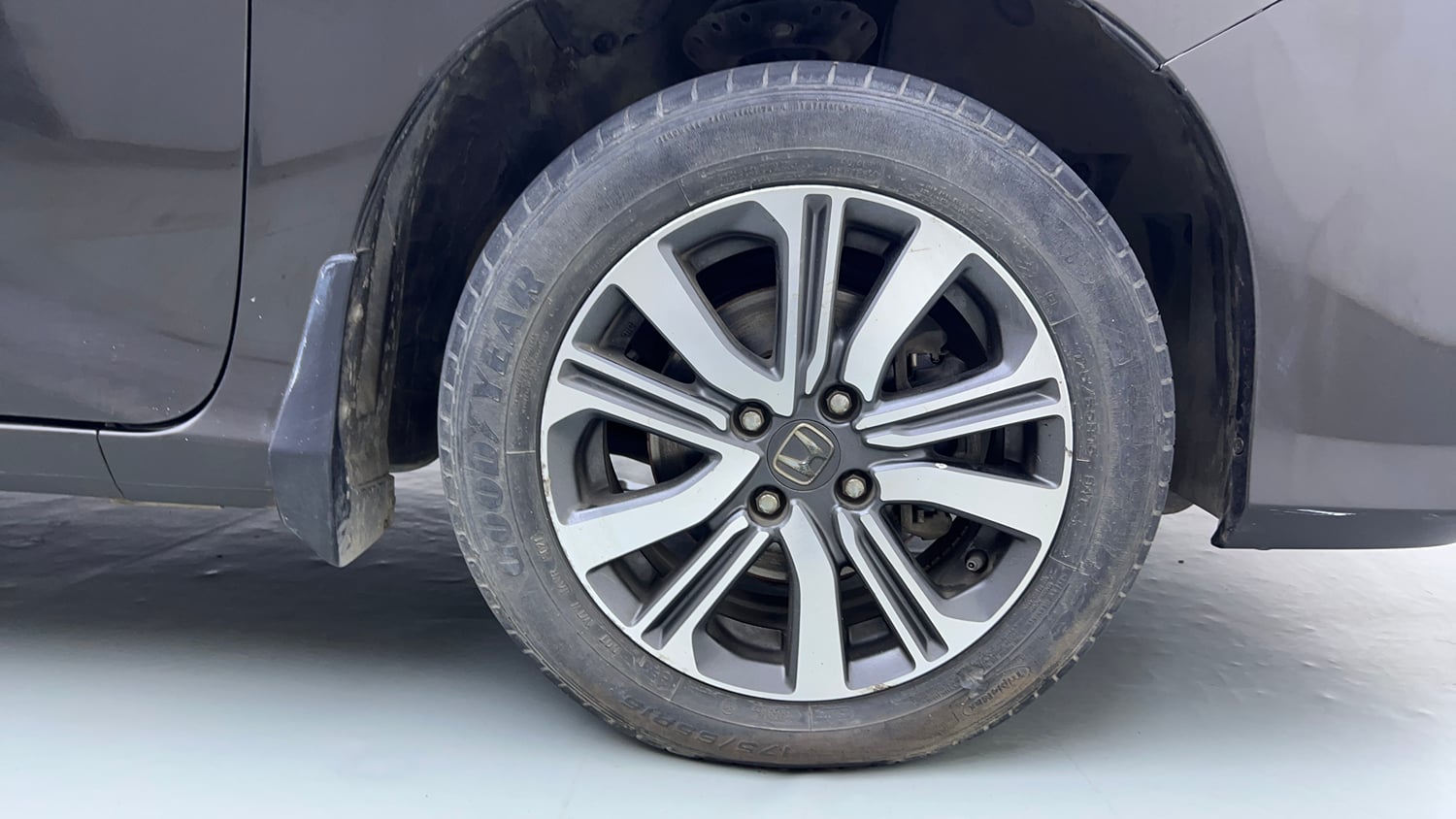 Used 2022 Honda City 4th Generation V Petrol Petrol Manual tyres RIGHT FRONT TYRE RIM VIEW