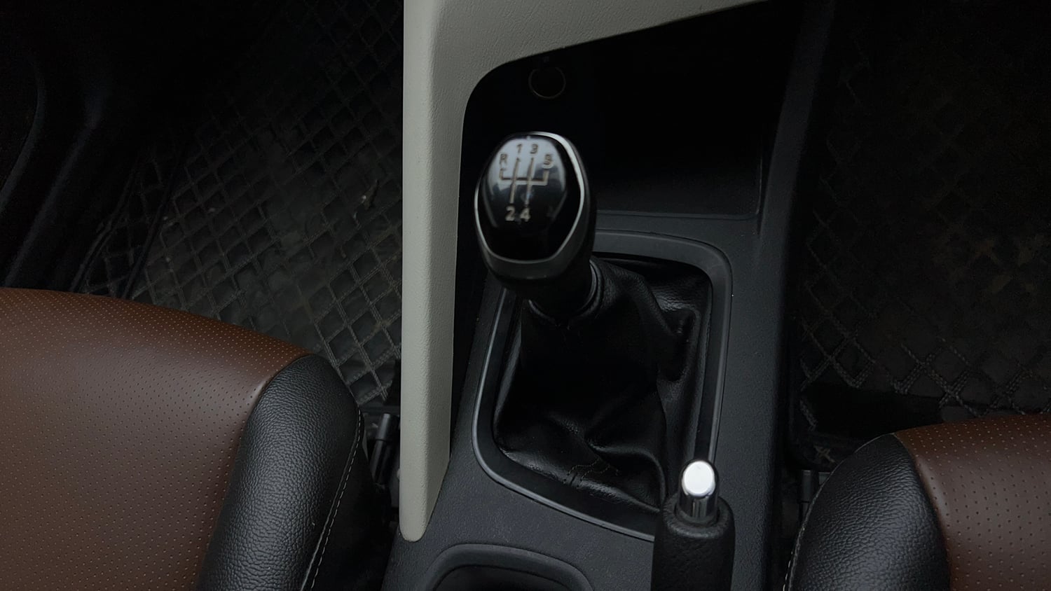 Used 2023 Nissan Magnite XE Petrol Manual interior GEAR  KNOB VIEW