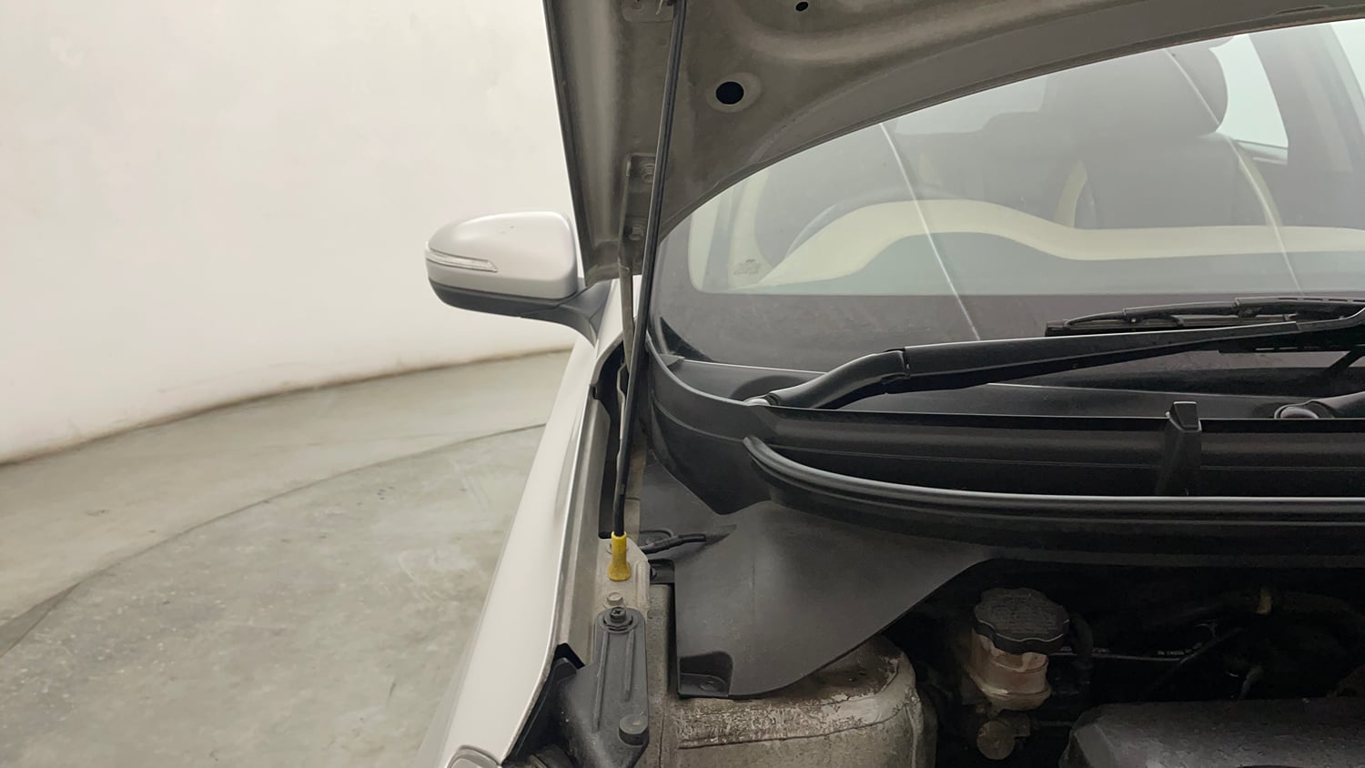 Used 2016 Hyundai Elite i20 Sportz 1.4 CRDI Diesel Manual engine ENGINE RIGHT SIDE HINGE & APRON VIEW
