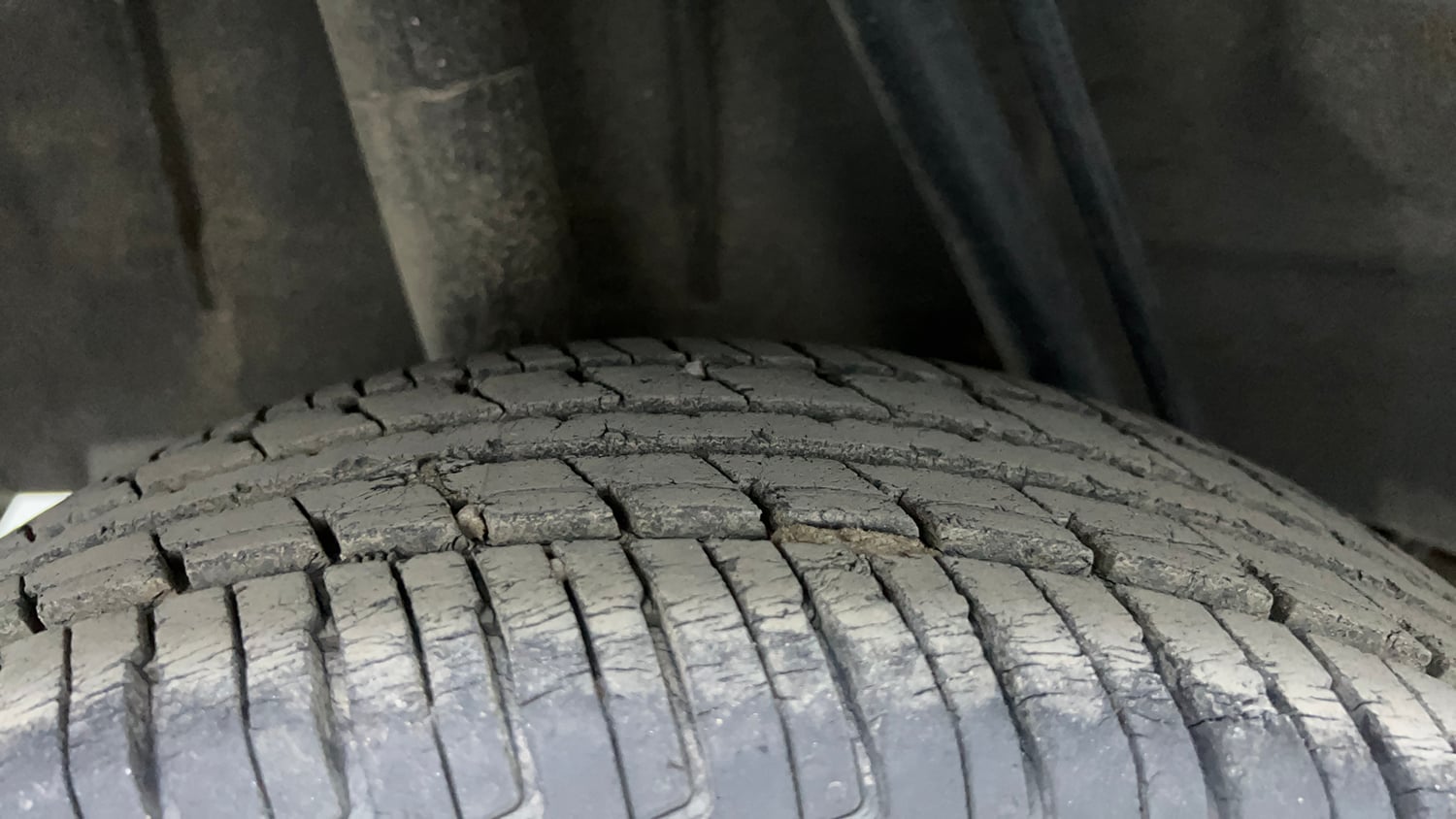 Used 2018 Renault Kwid 1.0 RXT AMT Opt Petrol Automatic tyres RIGHT REAR TYRE TREAD VIEW