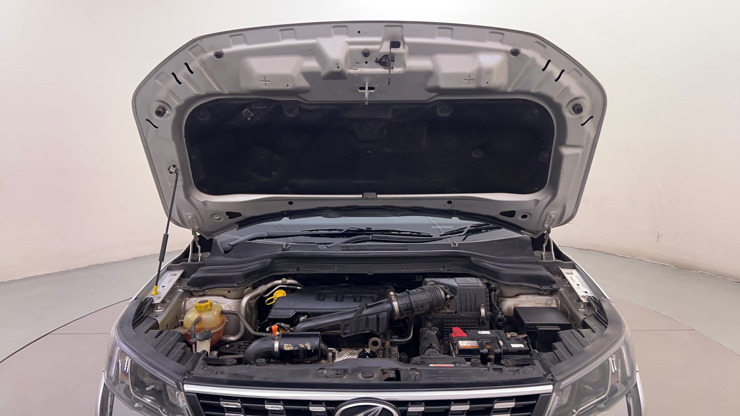 Used 2022 Mahindra XUV 300 W8 (O) 1.2 Petrol Petrol Manual engine ENGINE & BONNET OPEN FRONT VIEW