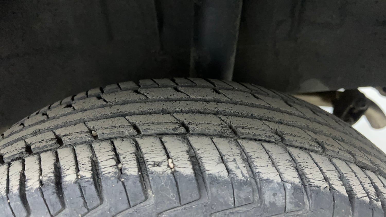 Used 2018 Renault Kwid 1.0 RXT AMT Opt Petrol Automatic tyres LEFT REAR TYRE TREAD VIEW