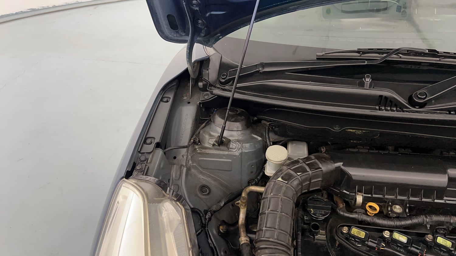 Used 2018 Maruti Suzuki Baleno Zeta 1.2 Petrol Manual engine ENGINE RIGHT SIDE HINGE & APRON VIEW