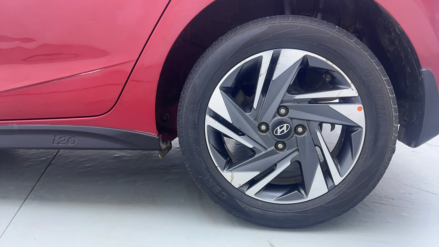 Used 2021 Hyundai i20 Asta 1.2 IVT Petrol Automatic tyres LEFT REAR TYRE RIM VIEW