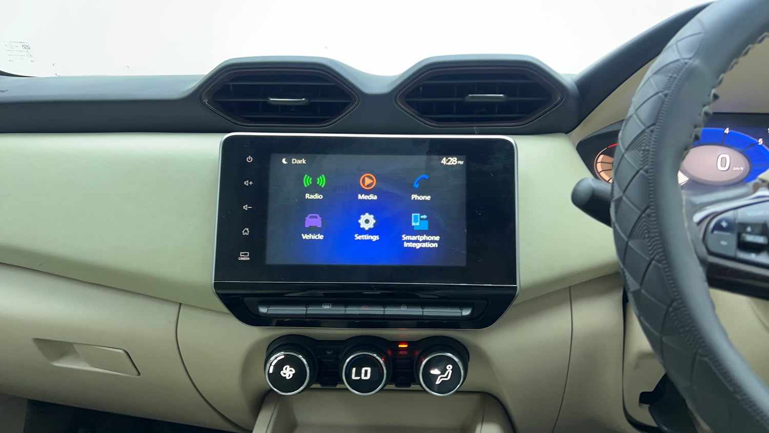 Used 2022 Nissan Magnite XV Turbo CVT Petrol Automatic top_features Touch screen infotainment system